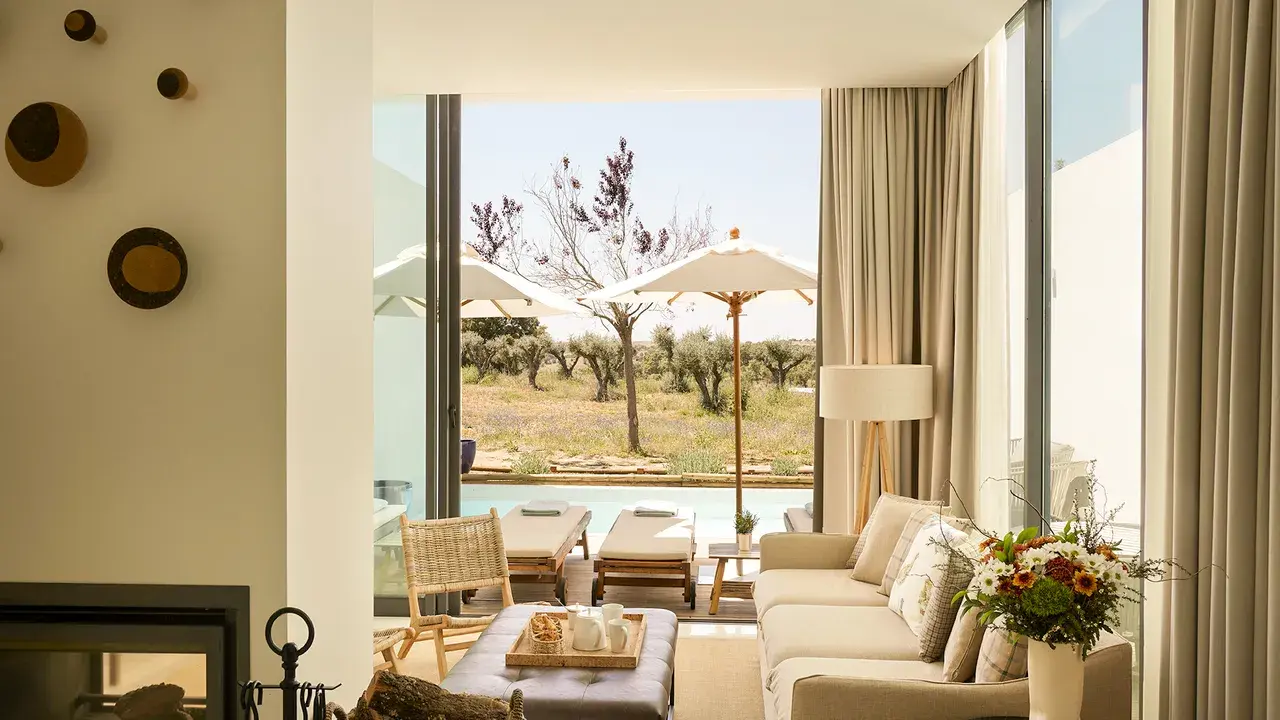 Private villas with two en-suite bedrooms, living room – with sofa and fireplace – dining area, fully equipped kitchen, balcony and a private swimming pool. Villa area: 186 m2