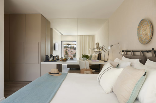The family room consists of two bedrooms, one with a double bed and the other with twin beds. Maximum occupancy: 4 people. Area: 48m2