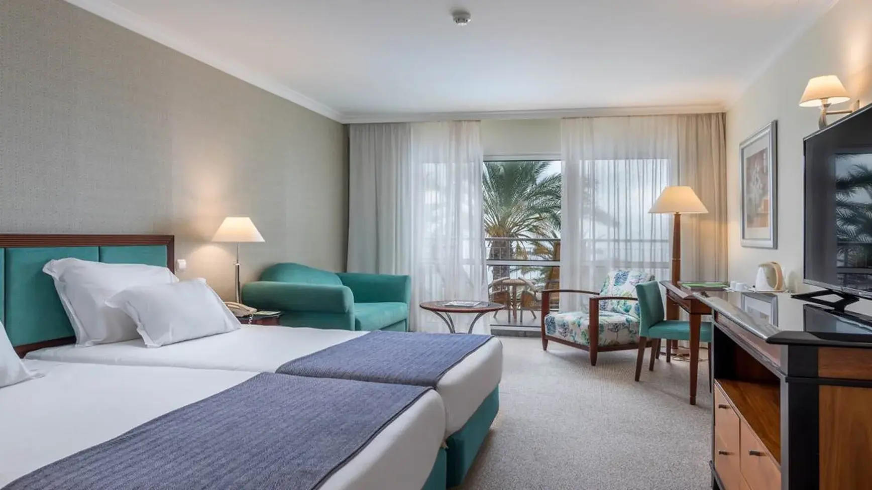 Room with 2 single beds and a balcony.  The bathroom has a bath and a hairdryer.  Maximum capacity: 3 adults with the option of adding an extra bed.  Area: 36m²