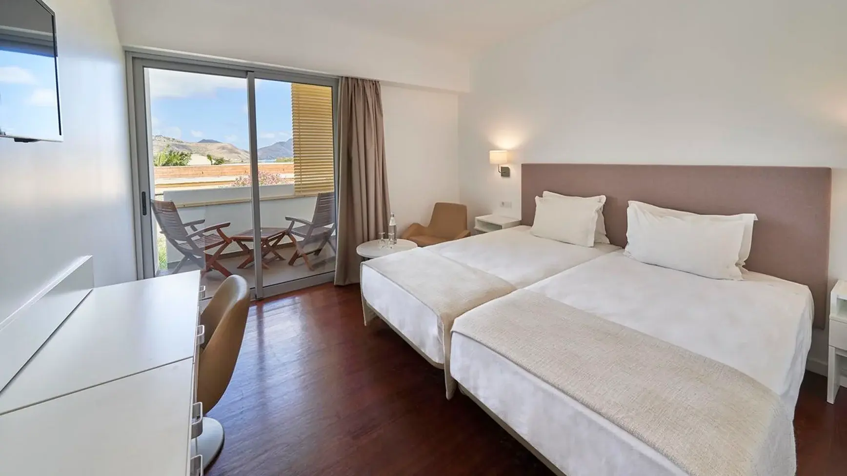Double or Twin room with balcony and garden views. Approximate room size: 18m²