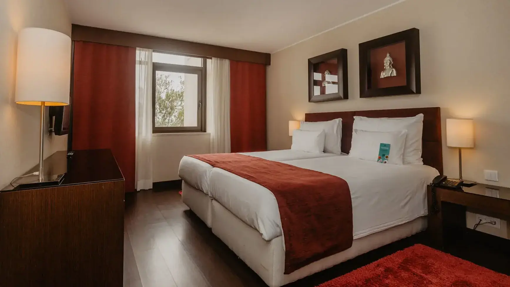 This air-conditioned junior suite features a living room suitable for 2 adults and 2 children.  Area: 48 m²