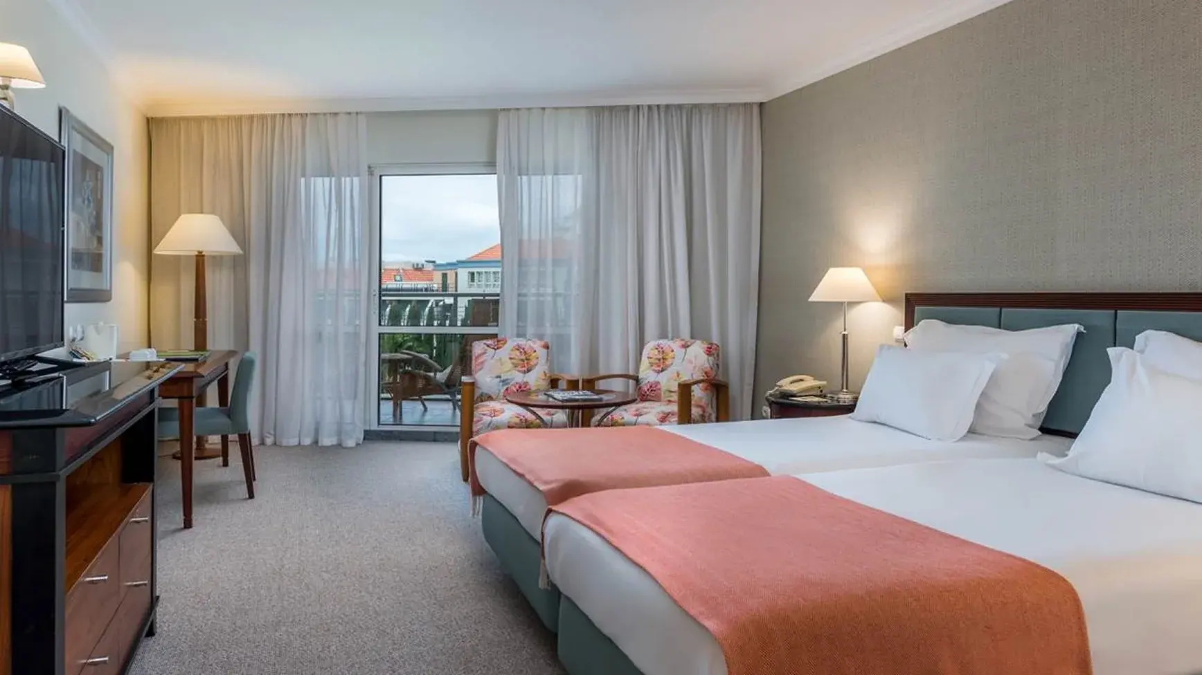 Room with a double bed or 2 single beds and a balcony offering lateral sea views.  The bathroom has a bath and a hairdryer.  Maximum capacity: 3 people with the option of adding an extra bed.  Area: 39m²