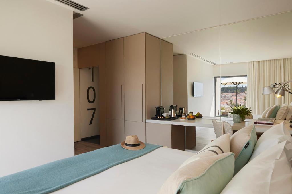 This room features a double bed. Area approx: 24m2
