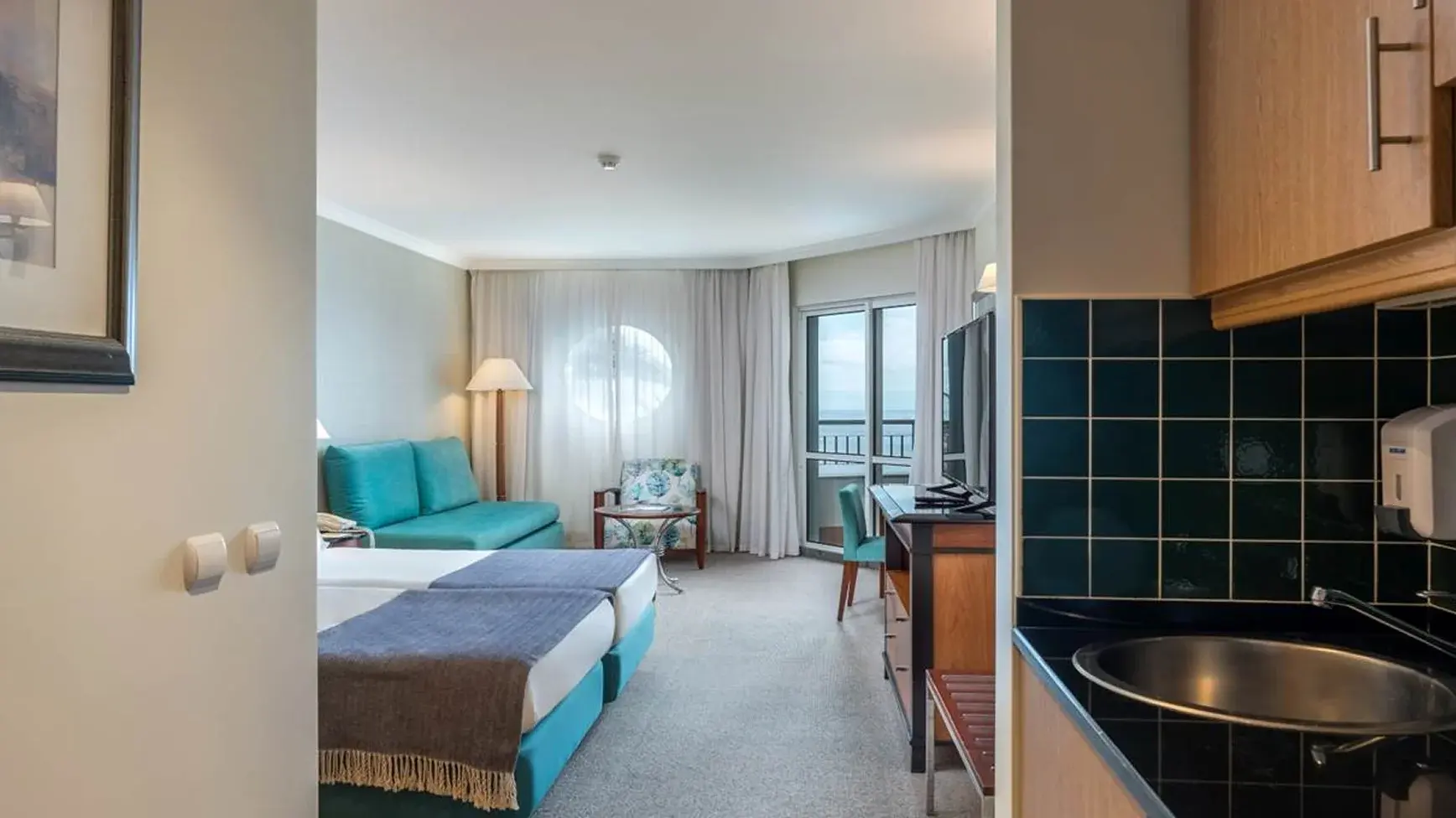 Family room with a double bed or 2 single beds, a divan sofa and a balcony.  The bathroom has a bathtub and a hairdryer. Room with maximum capacity for 2 adults + 2 children or 3 adults (extra bed).  Area: 39m²