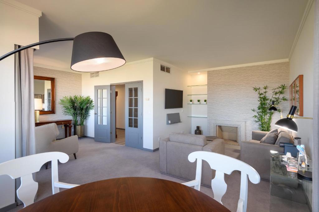 Experience the luxury of extra space in this spectacular suite with a whirlpool bath and beautiful views of the city. Consisting of a bedroom with a king-size bed, an entrance hall with armchairs, and a comfortable lounge with sofas, desk and coffee & tea making facilities.