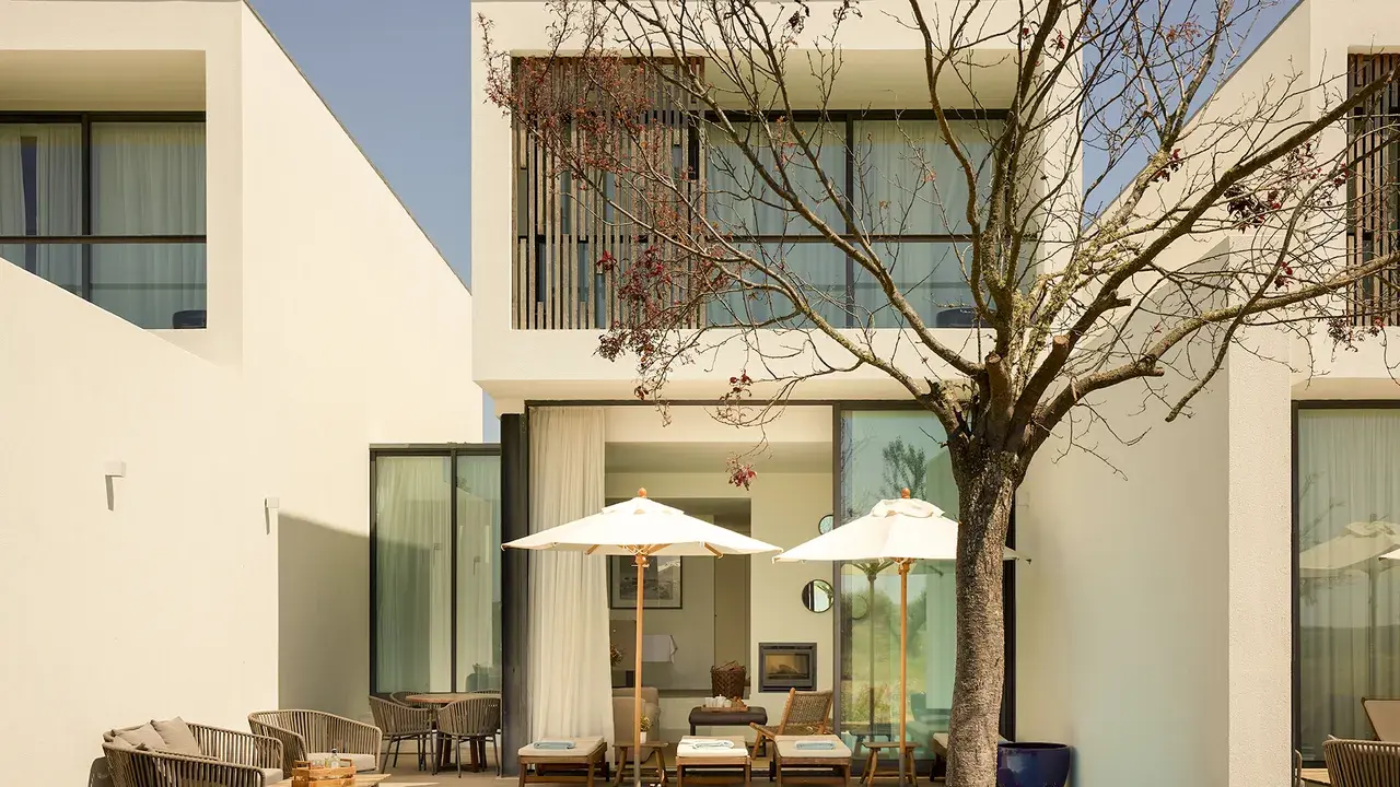 Private villas with three en-suite bedrooms, living room – with sofa and fireplace – dining area, fully equipped kitchen, balcony and a private swimming pool. Area of the villa: 284 m2